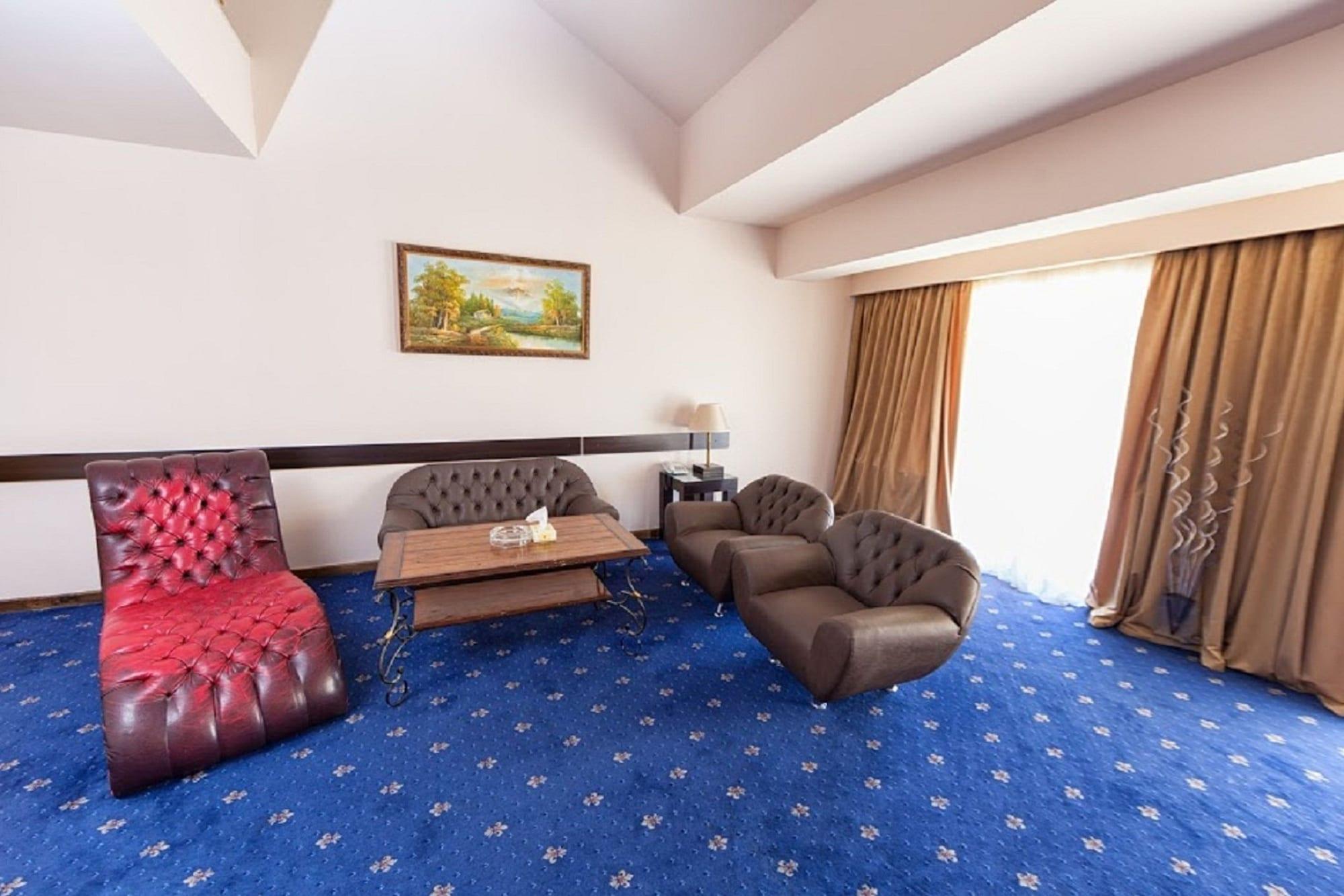 Regineh Hotel Erywań Zewnętrze zdjęcie