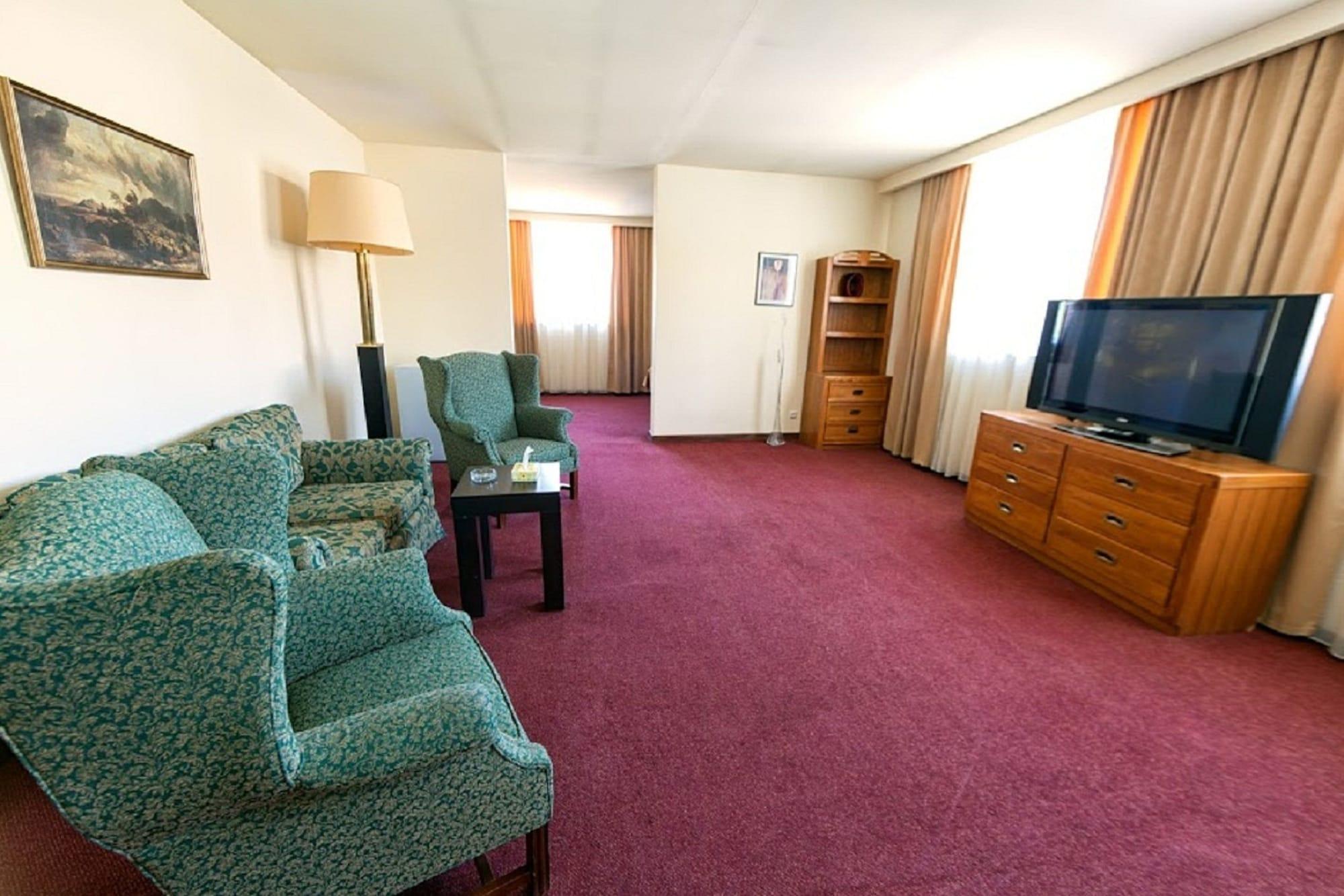 Regineh Hotel Erywań Zewnętrze zdjęcie