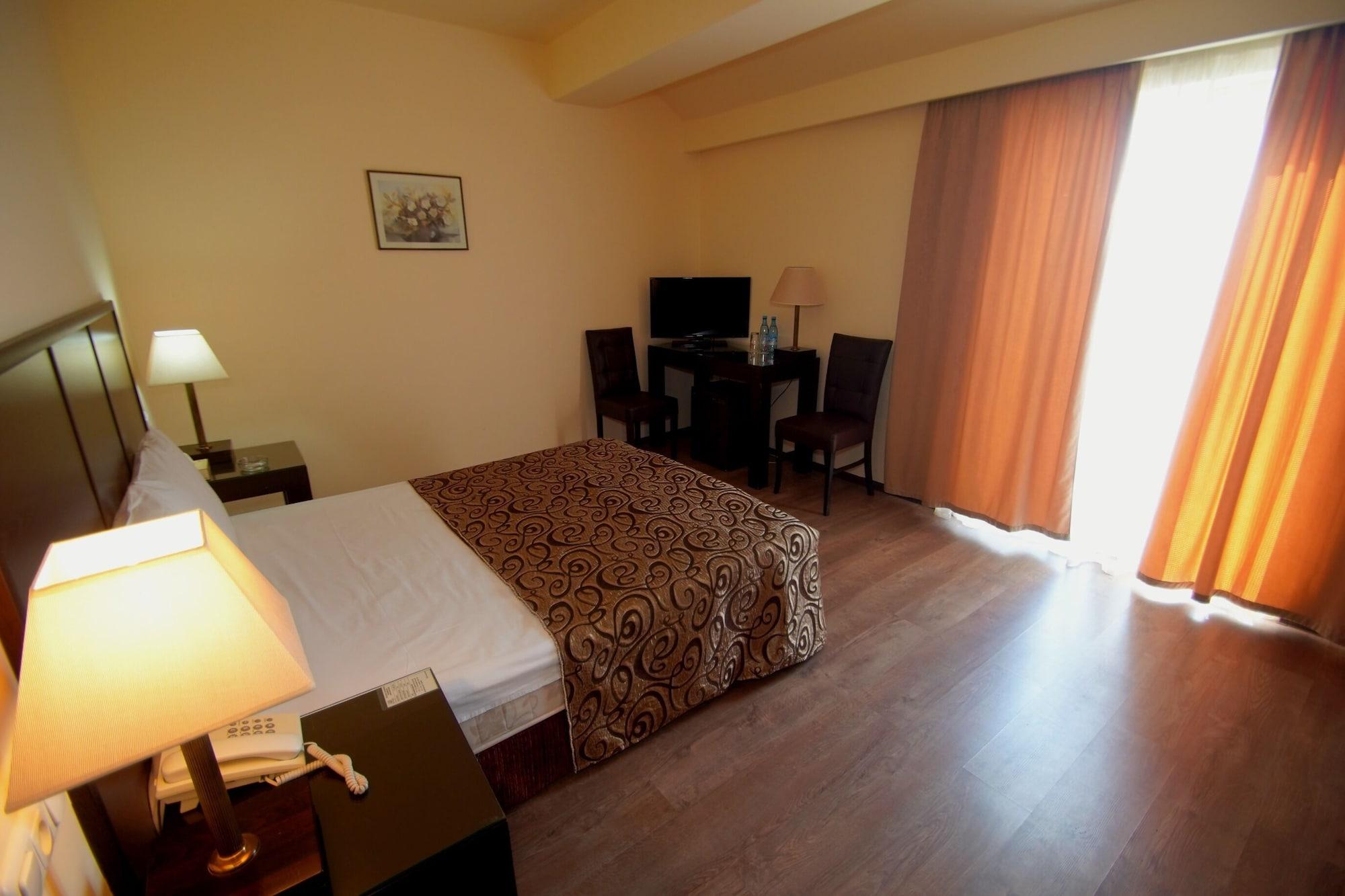 Regineh Hotel Erywań Zewnętrze zdjęcie
