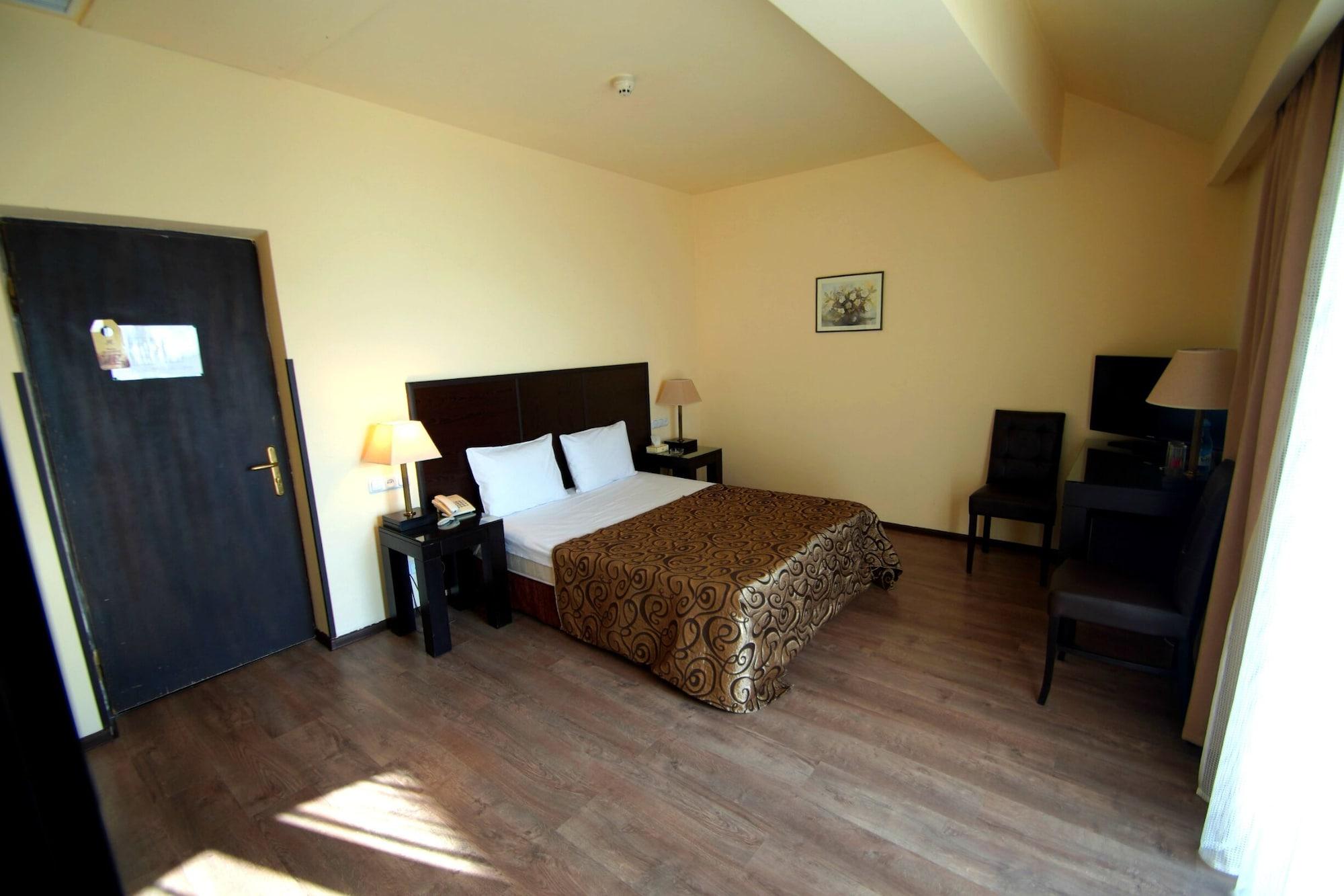 Regineh Hotel Erywań Zewnętrze zdjęcie
