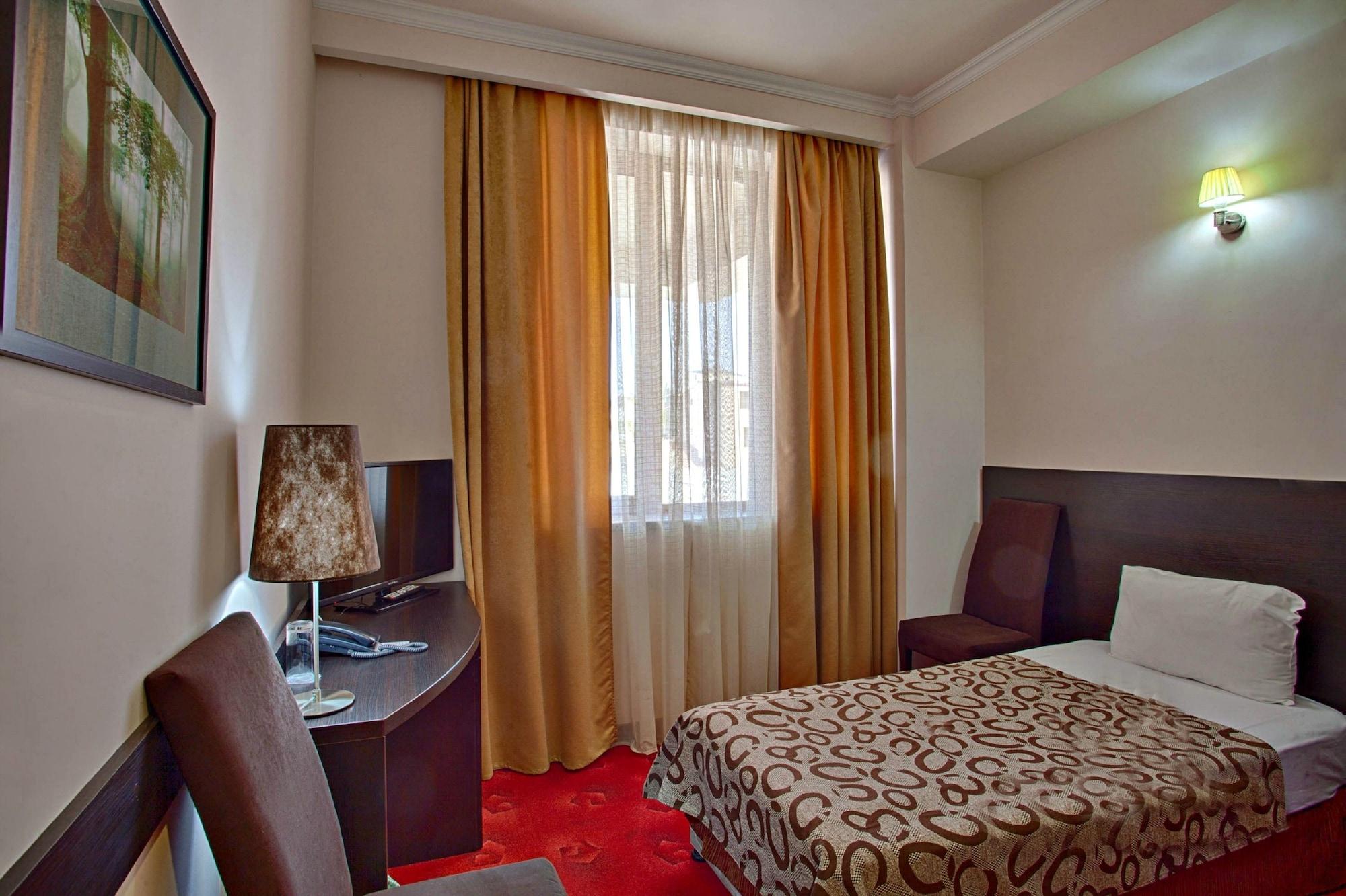 Regineh Hotel Erywań Zewnętrze zdjęcie