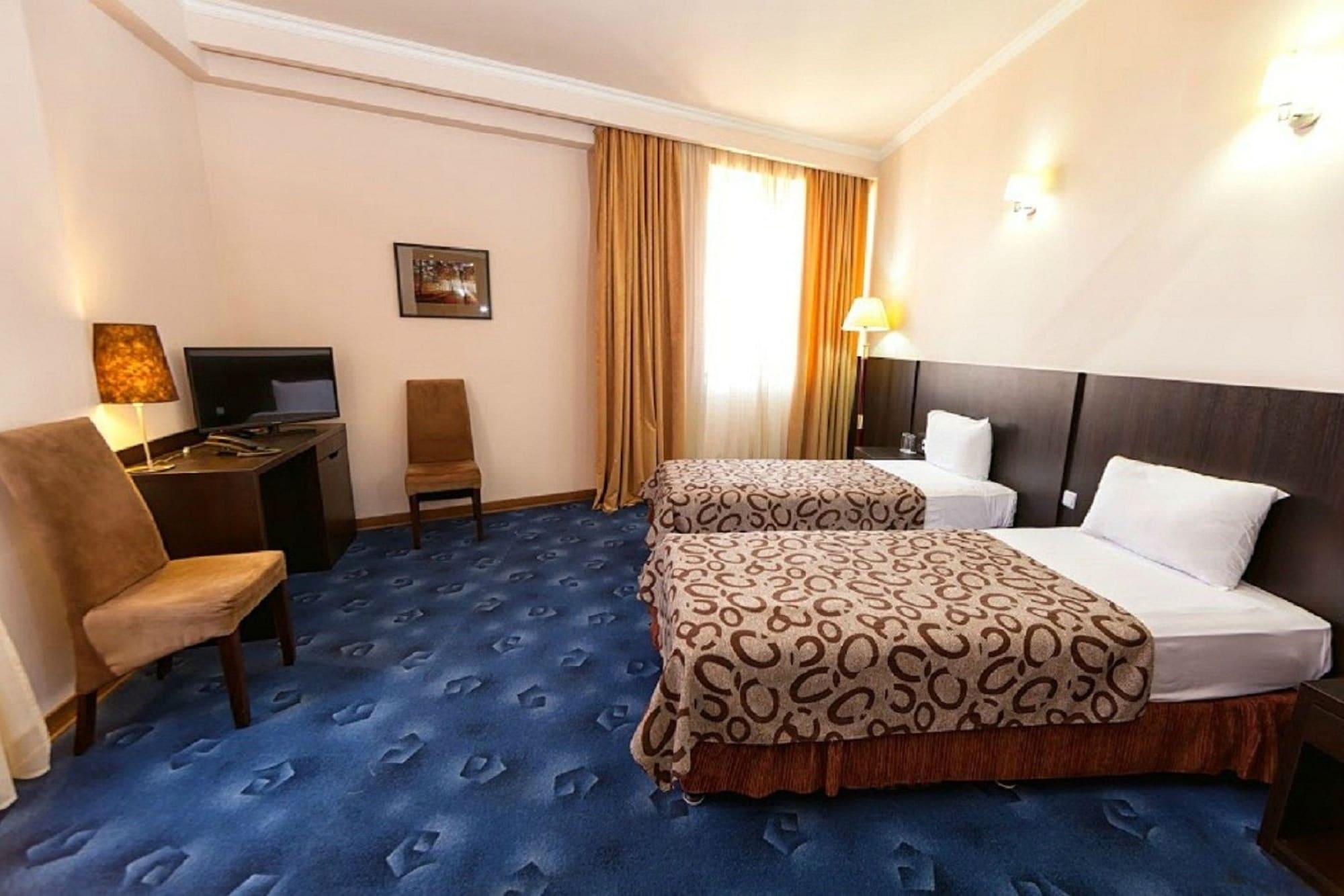 Regineh Hotel Erywań Zewnętrze zdjęcie