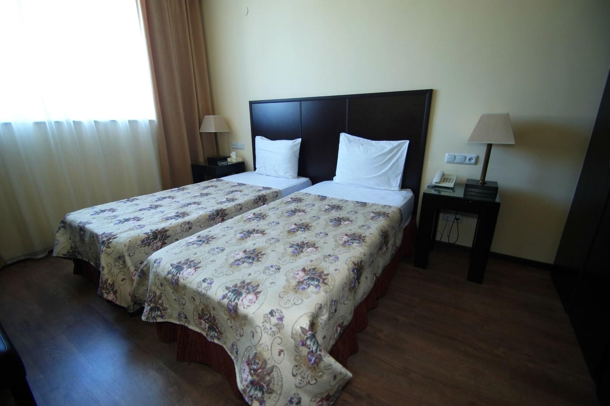 Regineh Hotel Erywań Zewnętrze zdjęcie