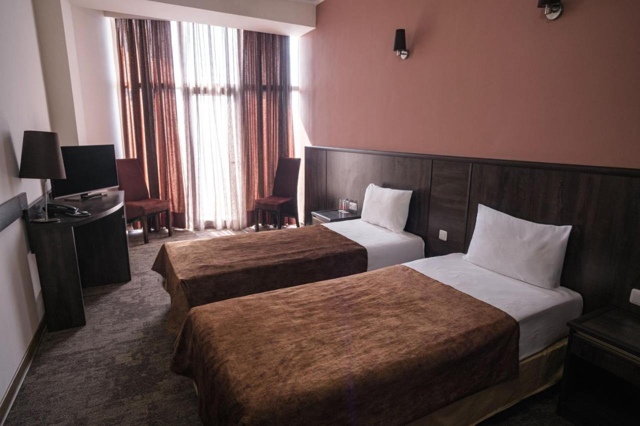 Regineh Hotel Erywań Zewnętrze zdjęcie