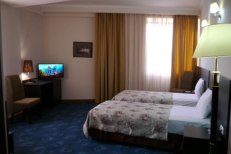 Regineh Hotel Erywań Zewnętrze zdjęcie
