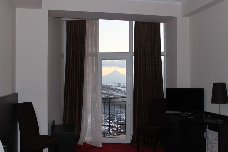 Regineh Hotel Erywań Zewnętrze zdjęcie