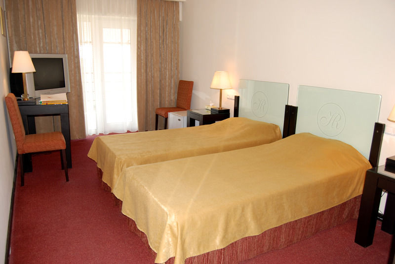 Regineh Hotel Erywań Zewnętrze zdjęcie