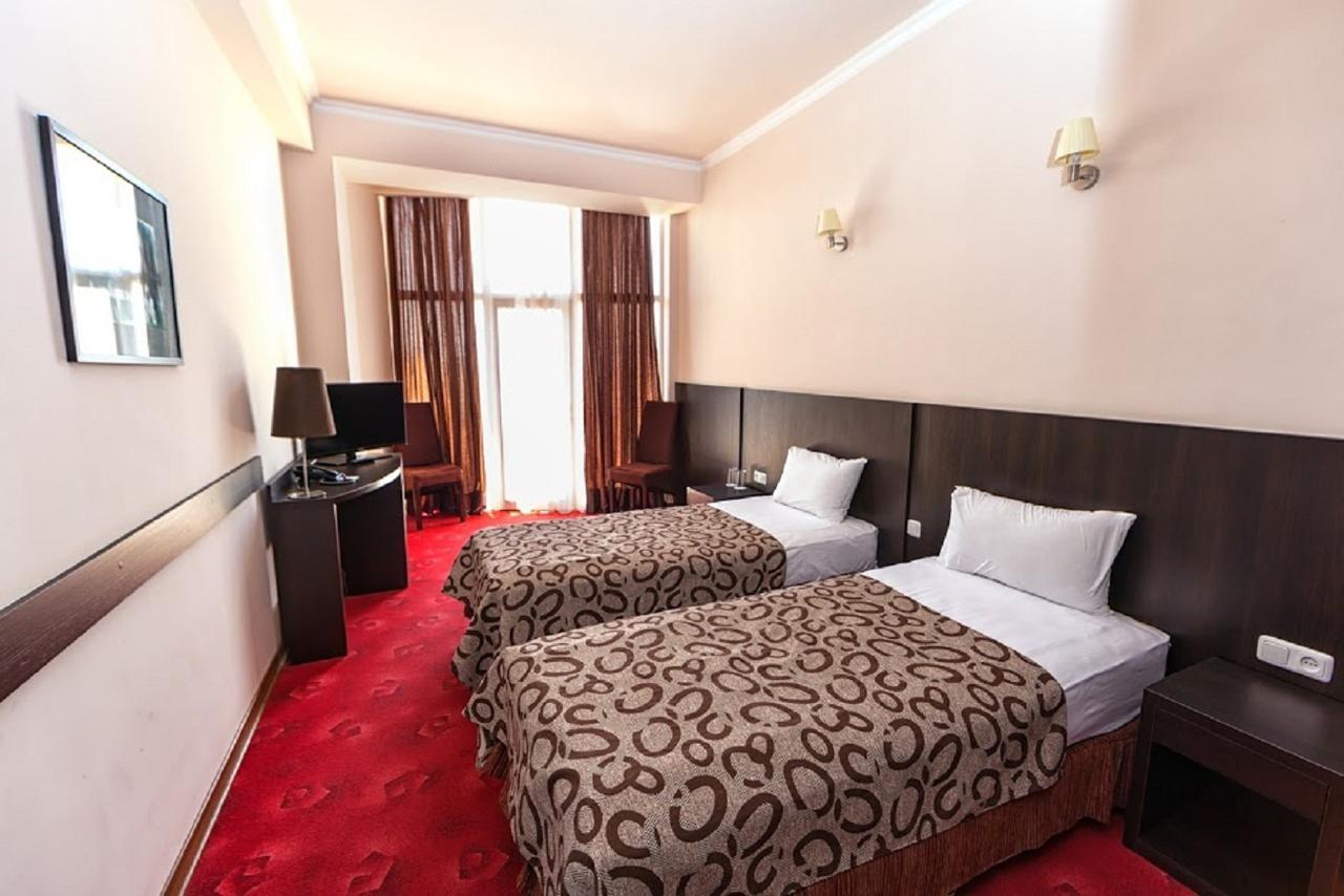 Regineh Hotel Erywań Zewnętrze zdjęcie