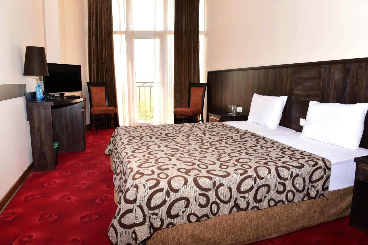 Regineh Hotel Erywań Zewnętrze zdjęcie